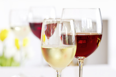 Wein kaufen und das passende Weinglas beim Weinversand Vinatis online bestellen.